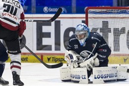 Na tréninku mu puk lítá kolem hlavy, v zápasech se jeho spoluhráči...