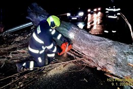 Silný vítr působil problémy. Hasiči v Plzeňském kraji zažili rušný...