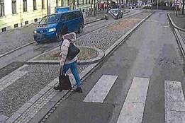 Trolejbus prudce zabrzdil, aby nesrazil chodce. Jeden z cestujících...