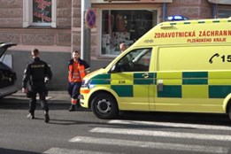 Řidič nedal při odbočení přednost chodkyni. Policisté hledají...