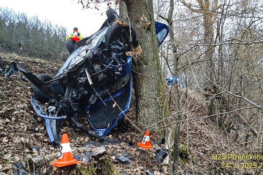 Mladý řidič se podruhé narodil. Zdemoloval auto, vyvázl ale jen s lehkým zraněním