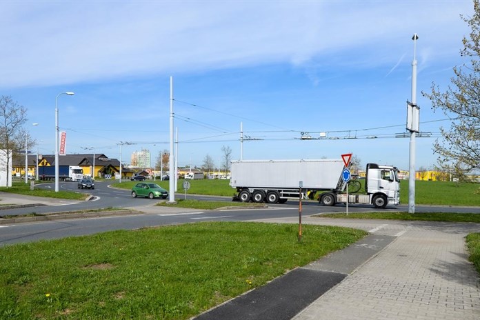 Řidiči se musí obrnit trpělivostí, dopravní omezení na Nové Hospodě jim komplikují život