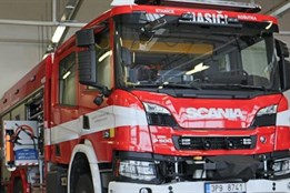 Požár kůlny na Plzeňsku způsobil na okolních domech škodu jeden...