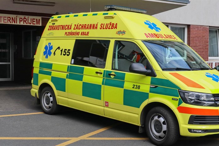 Ruku dívky skříply dveře od tramvaje! Policisté hledají svědky!