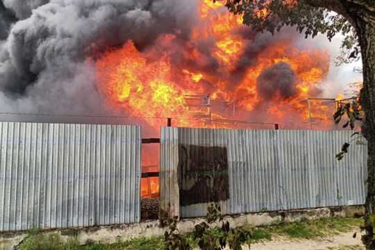 Aktualizováno: V Rokycanech hoří skládka, hasiči vyhlásili třetí stupeň požárního poplachu!