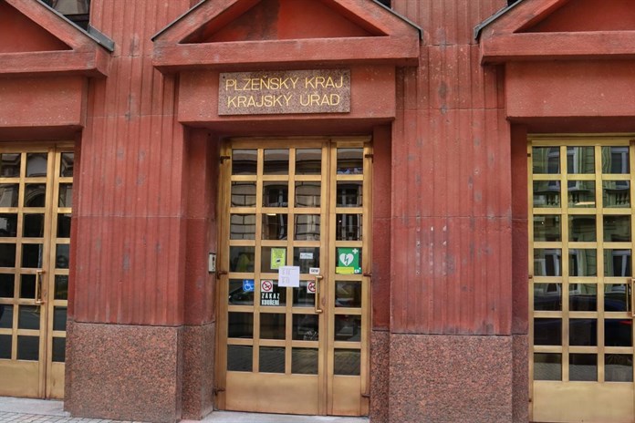 Dva lidi obviněné po zásahu na plzeňském krajském úřadě poslal soud do vazby