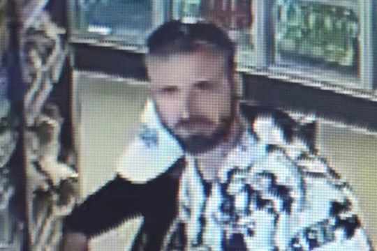 Z čerpací stanice zmizely datové kabely a vysoušeč na ruce. Poznáte muže na fotce?