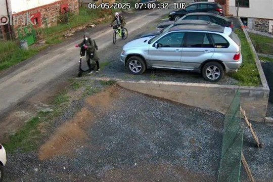 Dva domy v obci na Nepomucku vykradl zloděj. Policisté hledá muže a ženu na fotkách!