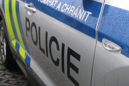 Řidič autobusu vjel do protisměru pod kola nákladního vozu. Jeho řidič musel naboural do zaparkovaných aut