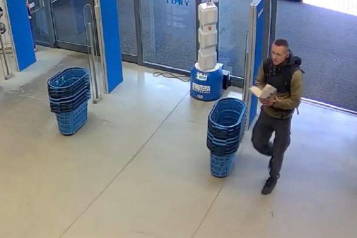 Nechal si ukázat kolo a ujel. Policisté pátrají po drzém muži na fotce!