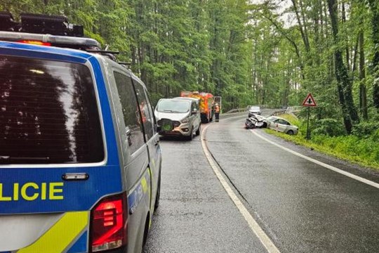 U Plané na Tachovsku se srazila tři auta, jedna žena zemřela