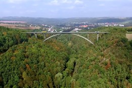 Nejvyšší most v Česku roste u Plas. Bude měřit 87 metrů