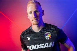 VIDEO: Opět v černém. Viktoria Plzeň představila třetí sady dresů