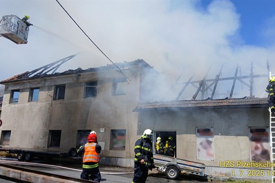 Aktualizováno: Na Klatovsku hoří rodinný dům, hasiči vyhlásili druhý stupeň požárního poplachu