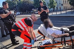 Muže napadli na tramvajové zastávce. Policie hledá svědky