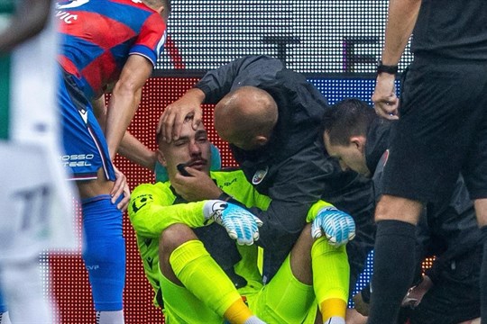 Plzeňský brankář Jedlička má po srážce s Cedidlou zlomeniny v obličeji i otřes mozku. Vrátím se silnější, vzkazuje