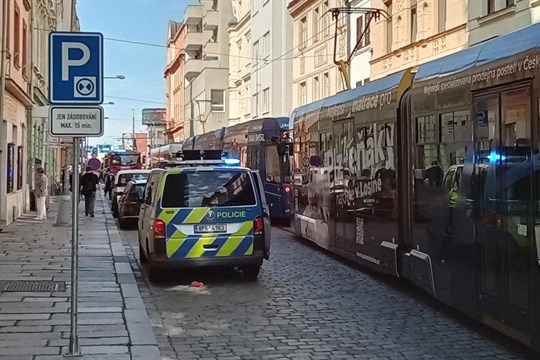 Střet auta s tramvají zkomplikoval dopravu v centru Plzně