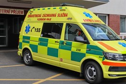 Mladý muž přebíhal na nádraží koleje, srazil ho vlak