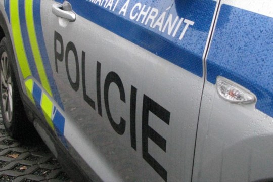 VIDEO: Pachatel, který ve středu pobodal mladého muže v Plzni na Borech, je stále na útěku