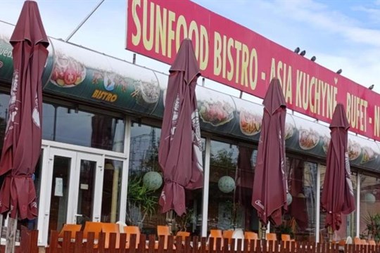 Špína na podlaze, v lednici i v myčce skla. Inspekce uzavřela asijské bistro v Plzni!