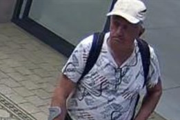 Muž zapomněl v bankomatu platební kartu. Nálezce z ní vybral peníze