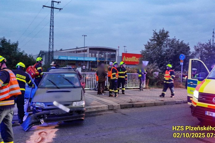 V Plzni na Rokycanské se srazilo auto s dodávkou