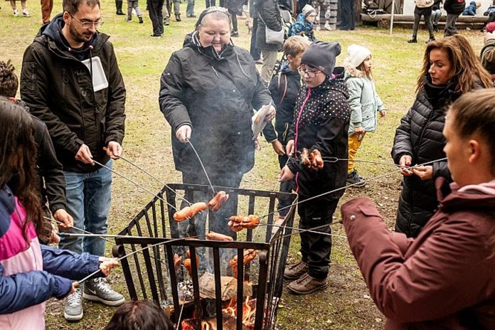 Ani déšť návštěvníky neodradil. Tradiční Buřty v lese přilákaly stovky návštěvníků
