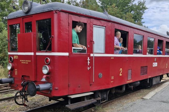 Sezonu nostalgických vlaků IDPK 2025 zakončí stylově jízdy s motorákem Hurvínek na vlečkách kolem Plzně