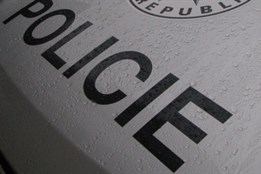 Neznámý pachatel podrazil seniorce nohy na zastávce. Policisté po...