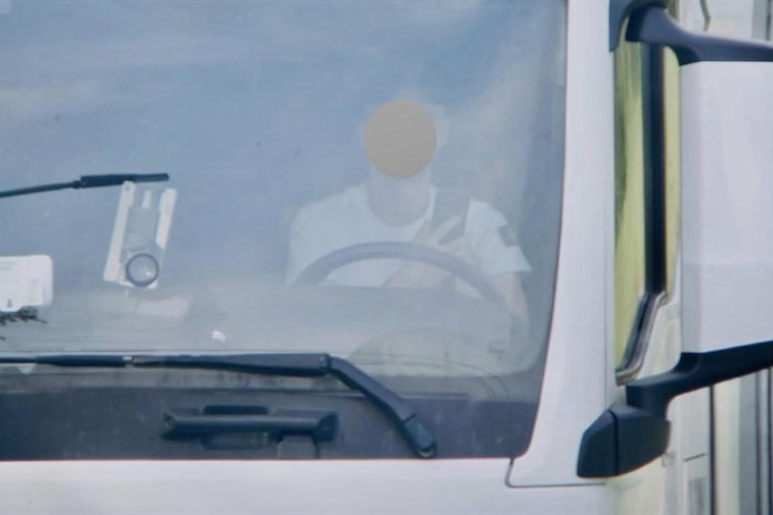 Už nejen překročení rychlosti. Řidiči při dopravní akci platili za používání telefonu při jízdě