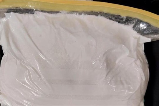 Taška ukrývala pervitin i prášek k výrobě drogy, muži hrozí 10 let za mřížemi