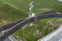 Socha, která děsila řidiče na hlavním tahu z Plzně na Karlovy Vary,...