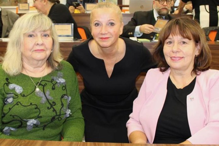 Zámek v Ostrově ožil historií: Konalo se osmé mezinárodní symposium