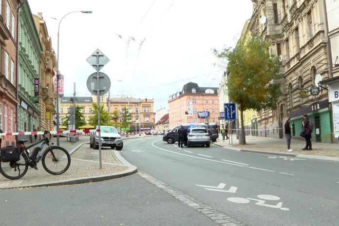 Velké policejní manévry v centru Plzně. Nález podezřelého kufru uzavřel část Americké ulice