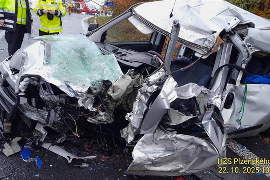 Srážku auta s kamionem odnesl řidič těžkým zraněním. Letěl pro něj vrtulník