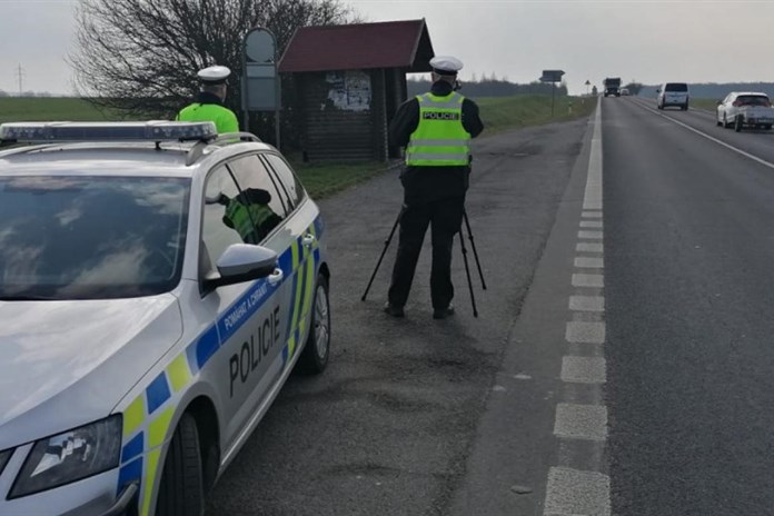 Opilý řidič se snažil uplatit policisty. Tvrdě narazil