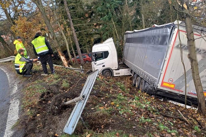 Řidiče postihl mikrospánek, skončil s kamionem v příkopě