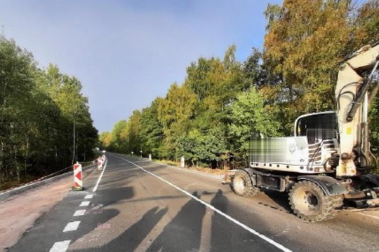 Zloděj si z rozestavěné silnice odnesl 15 dopravních značek i s podstavci