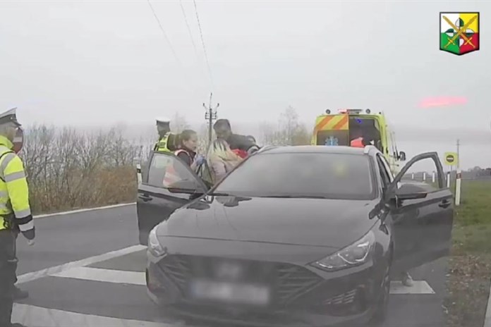 Rodíme, zastavil policisty na dálnici řidič auta