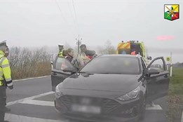 Rodíme, zastavil policisty na dálnici řidič auta