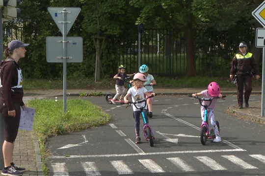 Děti si užívají dopravní výuku