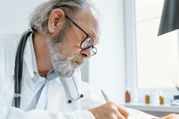 Karlovarský kraj podpořil další desítku praktických lékařů nad 65 let