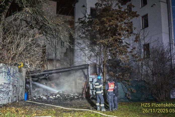 Hořel přístřešek u Nového divadla. Obývali ho bezdomovci