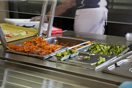 Rostoucí zájem škol: Karlovarský kraj zvýší financování obědů pro děti v nouzi