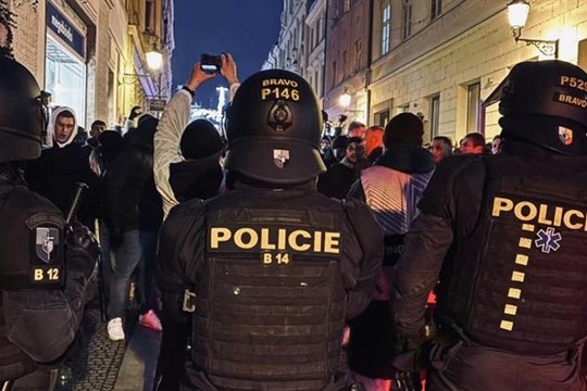 Aktualizováno: Fanoušci Freiburgu řádili v centru Plzně. Primátor žádá omluvu