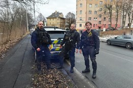 Drama v ledové Ohři: Karlovarští policisté skočili do řeky pro...
