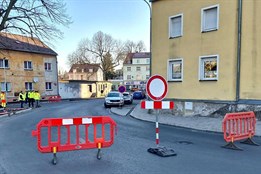 Dopravní omezení ve Staré Roli: Uzavírka Svobodovy ulice potrvá až do konce června