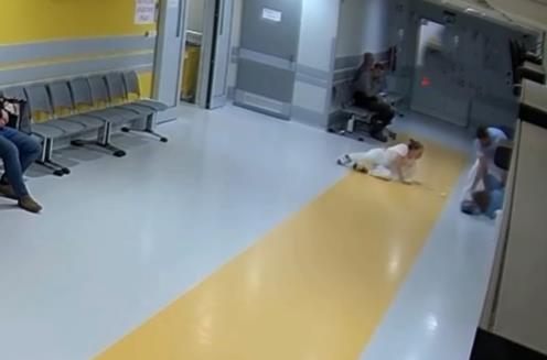 Počet agresivních pacientů vzrůstá. Personál plzeňské nemocnice chrání speciální ostraha