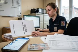 Falešná identita a desítky podvedených. Mladá žena z Plzeňska si...