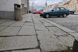 Konec zakopávání na náměstí v Domažlicích. Město plánuje srovnat nerovnou dlažbu